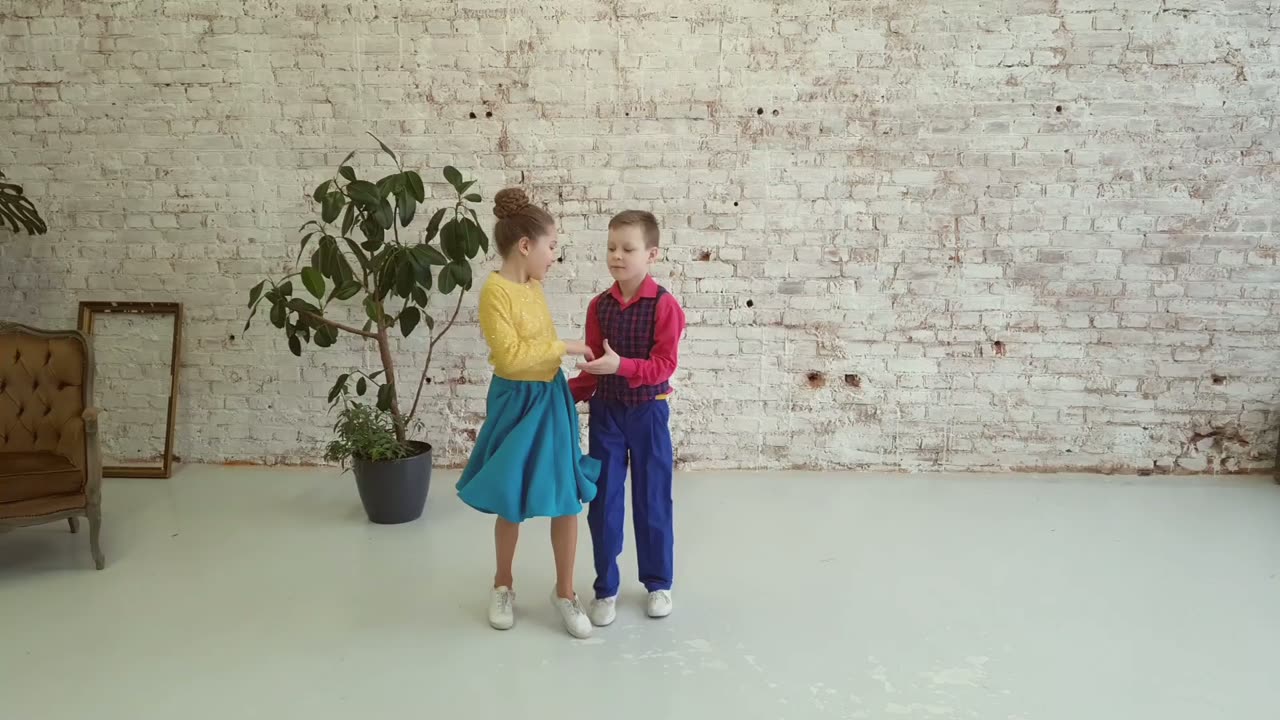 Глеб и Алиса танцуют — кадр из видео