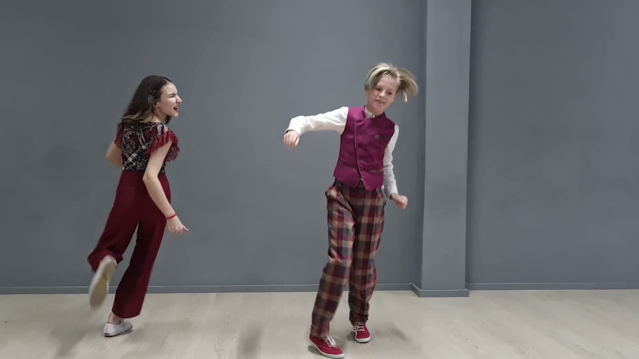 Ми и Ди танцуют — кадр из видео